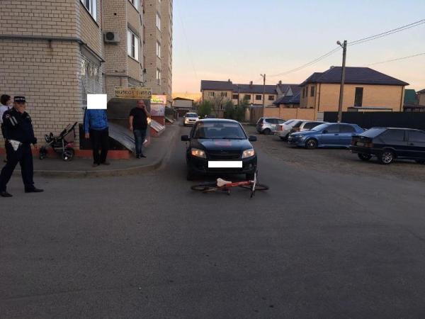 В Ставрополе под колеса автомобиля такси попал юный велосипедист